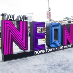 Thailand Travels: Talad Neon and Rot Fai Ratchada
